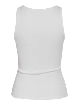 Musculosa blanca de algodón con cuello redondo y tachas plateadas.