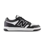 Championes urbanos New Balance modelo BB 480, color negro y blanco, con logo "N" característico en los laterales.