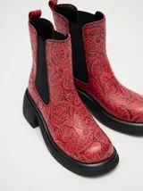 Botas Chelsea color beige con estampado floral, elástico lateral marrón y suela track color marrón.