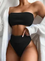 Conjunto de bikini negro con top bandeau de textura acanalada y bombacha de tiro alto.