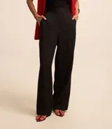 Pantalón de vestir color beige, de corte wide leg, con cintura alta y elástico en la parte trasera.