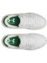 Zapatillas deportivas de mujer Under Armour modelo UA W Flex, color blanco con detalles en verde esmeralda. Presentan una silueta de corte bajo inspirada en el estilo retro de baloncesto, con parte superior de cuero y suela de goma color crema. El logo de Under Armour es visible en el lateral y en el talón.