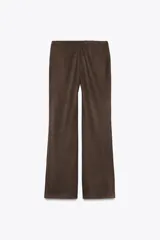 Pantalón marrón acampanado de tiro alto confeccionado en tejido efecto ante con detalle de tachas en la cintura.