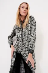 Camisa midi estampada en blanco y negro, con cuello mao y mangas largas.