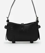 Bolso baguette pequeño de cuero sintético negro con solapas y hebillas decorativas. Cierre con cremallera y forro de poliéster.