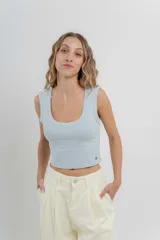 Musculosa corta color gris jaspeado, con cuello cuadrado y tirantes anchos.