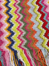 Bufanda tipo chalina Missoni con diseño de ondas multicolores y flecos.
