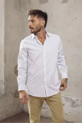 Camisa blanca con finas rayas verticales azules, de corte slim fit y manga larga.