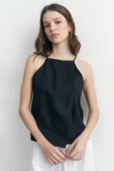 Top halter de lino color negro, sin mangas, con diseño minimalista.