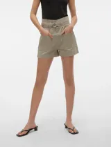 Short color beige con cinturón con hebilla metálica, bolsillos delanteros y traseros.