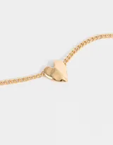 Collar corto dorado con cadena de eslabones gruesos y dije de corazón de metal.