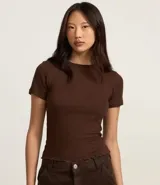 Blusa color beige de viscosa con elastano, de manga corta, cuello redondo, textura acanalada y bajo ondulado.