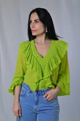 Camisa color verde lima de mangas largas con volados plisados en el frente y cuello en V.