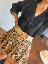 Minifalda con estampado animal print, volados y cintura elástica.