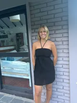 Vestido corto strapless negro con top elastizado hasta la cintura y falda suelta.