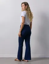 Jegging azul oscuro marca Zac & Rachel con pretina elastizada, bolsillos delanteros y traseros, y terminación bootcut.