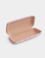 Estuche rígido para anteojos color rosa claro con estampado de corazones, herraduras y dijes.