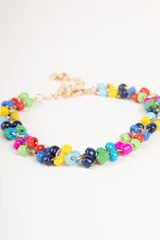Pulsera colorida con cuentas de distintas tonalidades y cadena dorada.