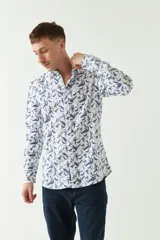 Camisa de manga larga con estampado de hojas en tonos azul marino y negro.
