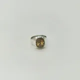 Anillo de plata 925 con apliques de oro 18k, con diseño de dos figuras tomadas de la mano.