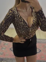 Minifalda negra de bengalina elastizada con bolsillos falsos, cierre y botón metálico.