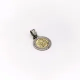 Dije redondo con imagen de ángel querubín en oro sobre fondo blanco, con borde de plata con diseño griego.