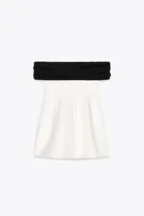 Minivestido blanco con escote recto palabra de honor con banda superior negra fruncida, corte ajustado y cierre lateral con cremallera oculta.