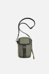 Bandolera vertical color verde militar de acabado engomado. Tiene un compartimento principal con cierre de cremallera, un bolsillo interior plano y un bolsillo frontal con hebilla de liberación rápida. El asa de hombro es ajustable y extraíble.