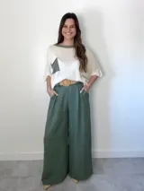 Pantalón italiano tipo wide leg, confeccionado en tela liviana y fresca, color beige. Viene con bolsillos laterales, elástico en la cintura para mayor comodidad y cinto de yute elastizado incluido.