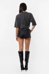Remera gris oscuro con estampa azul, de mangas cortas y corte holgado.
