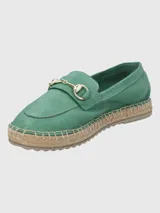 Alpargatas verdes de cuero con adorno metálico dorado y suela de yute.