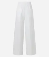 Pantalón pantalona de sastrería color blanco, con cintura elástica en la espalda, detalle metálico delantero y pliegues.