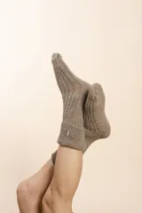 Medias tejidas a máquina en punto elástico, color crudo. Confeccionadas en lana fina sin teñir.