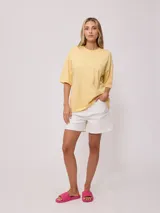 Remera amarilla de algodón con corte oversized y estampado en el frente.