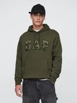 Canguro verde militar con capucha y bolsillo tipo canguro. Logotipo de GAP en el frente con estampado camuflado.
