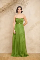 Vestido largo verde manzana strapless de gasa liviana con corte en la cintura y falda escalonada.