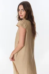Vestido camisero celeste de lino, corte midi, con cuello camisero, mangas cortas con volados y abotonadura frontal.