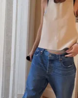 Chaleco color crema de cuero agamuzado con espalda cruzada.