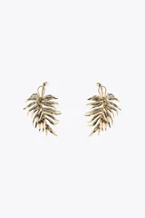 Aros colgantes dorados con forma de hoja de areca. Cierre con tuerca y clip.