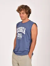 Musculosa negra con cuello redondo y sisas amplias, con estampado frontal en blanco que dice "BOSTON 33" con efecto desgastado.