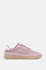 Zapatillas deportivas color rosa con suela color caramelo y detalles en blanco.