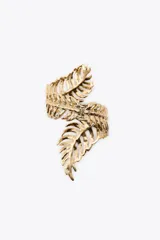 Pulsera rígida dorada con forma de hoja de areca en relieve.