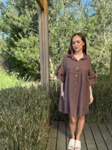 Vestido camisero azul de lino italiano, con cuello camisero, botones frontales, mangas 3/4 con doble volado y bolsillos laterales.