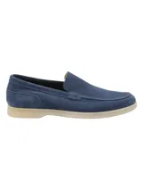 Mocasín azul de gamuza con suela color crema.