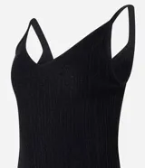 Musculosa color beige de punto canelado con hilo metalizado y escote en V.