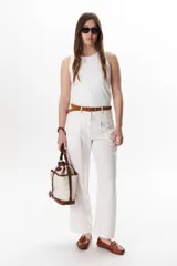 Musculosa blanca de algodón con diseño de doble capa, corte ajustado y cuello redondo.