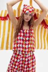 Top sin mangas de lino con estampado de mariposas, escote cuadrado y botones forrados en la espalda.