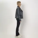Campera negra de cuero sintético con cierre asimétrico, cuello solapa con broches a presión, cuatro bolsillos externos con cierre y botón, herrajes plateados y ajuste regular.