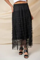 Pollera midi de tul negro con volados horizontales y cintura elastizada.