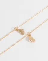 Set de dos collares dorados con dije de mariposa con imán.